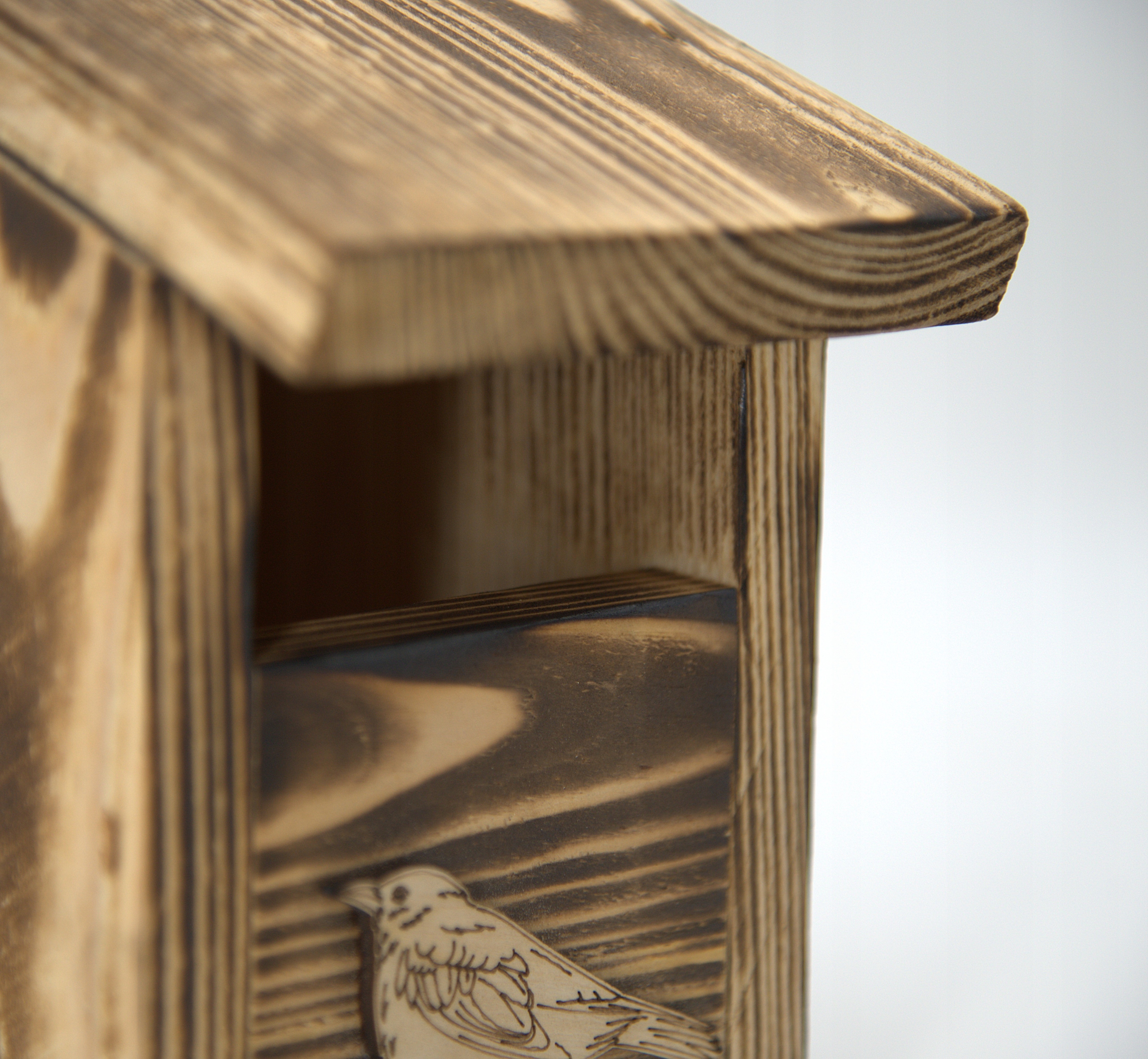 detail-striesky-a-vnutra-vtacej-budky-z-opaleneho-dreva